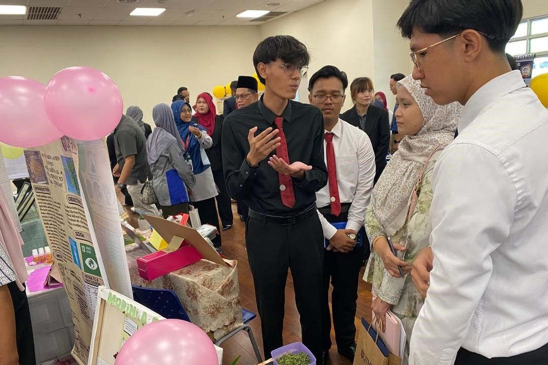 Pelajar Diploma Teknologi Kejuruteraan Kimia Serlah Inovasi Projek Tahun Akhir Bersama Panel Industri