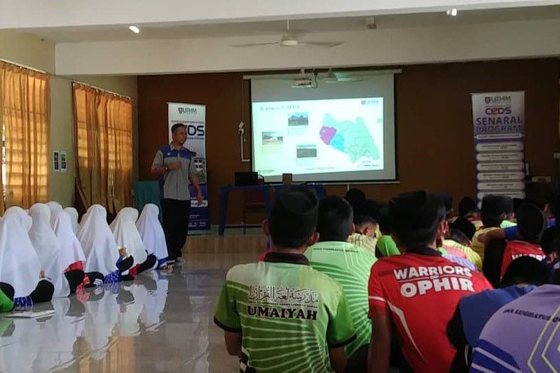 Penyerahan Surat Watikah Sekolah Angkat UTHM dan Ceramah Hala Tuju Strategi Persediaan SPM 2025