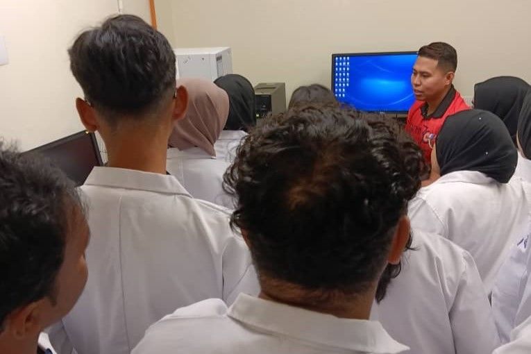 Sesi Latihan Penggunaan Alat HPLC kepada Pelajar Diploma Sains Gunaan