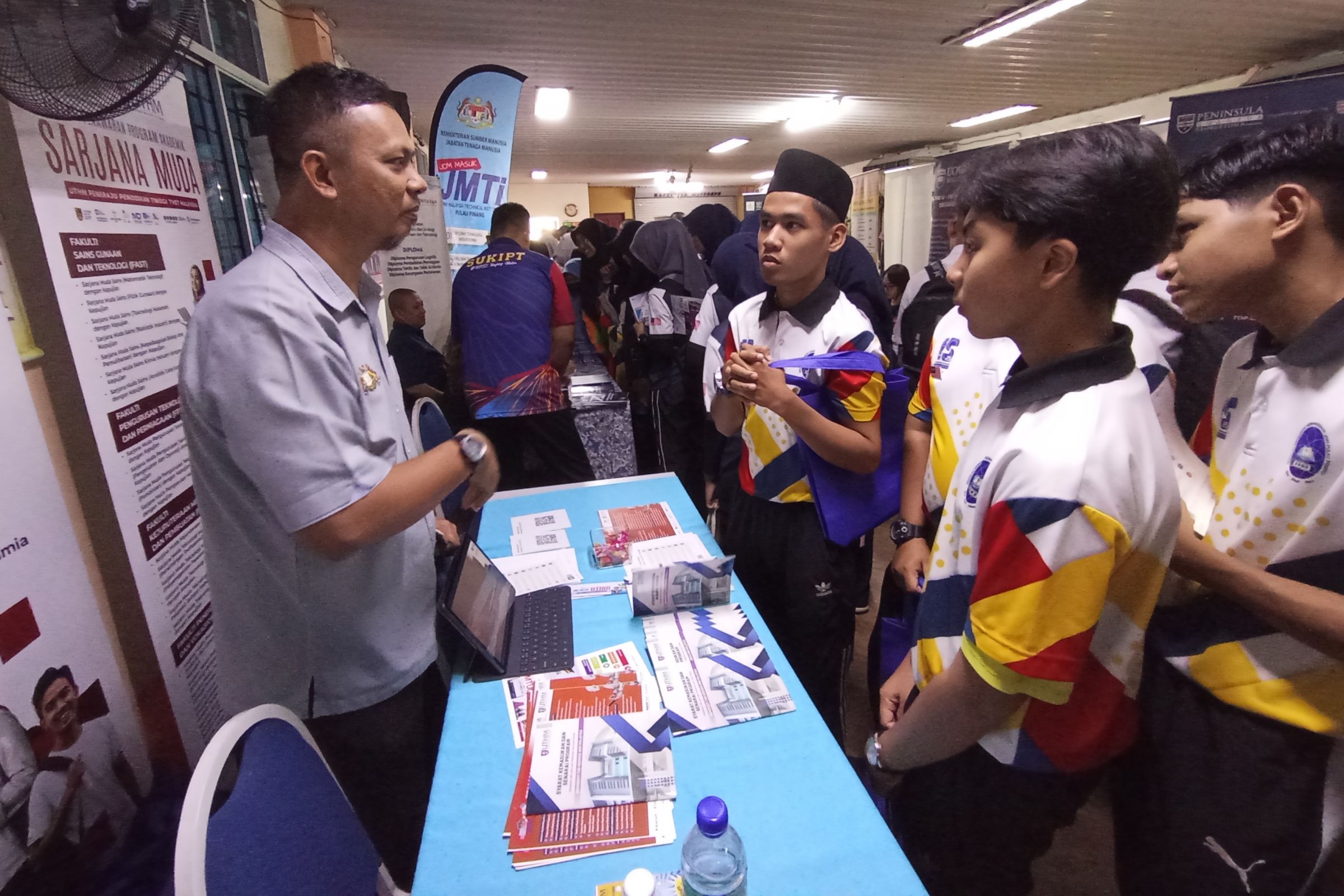 UTHM Sertai Pameran Pendidikan dan Kerjaya Sekolah Anjuran PPD Seberang Perai Selatan