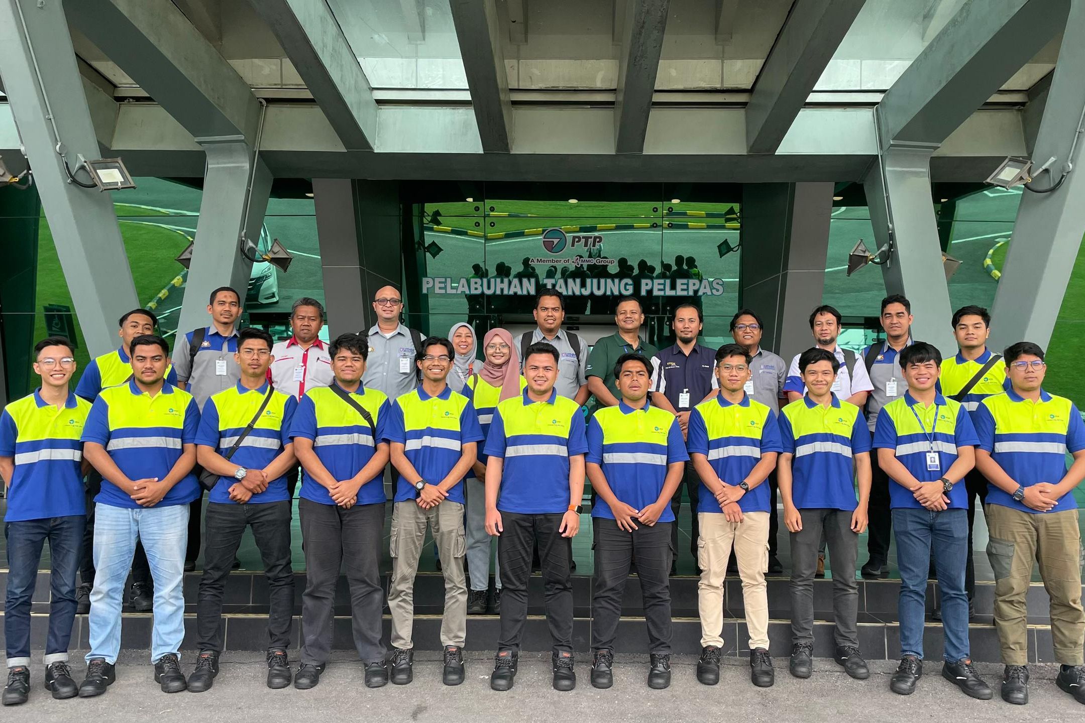 13 Pelajar Diploma UTHM Sertai Program Perantis Pelabuhan Tanjung Pelepas, Lahir Graduan Kompeten di Sektor Pelabuhan