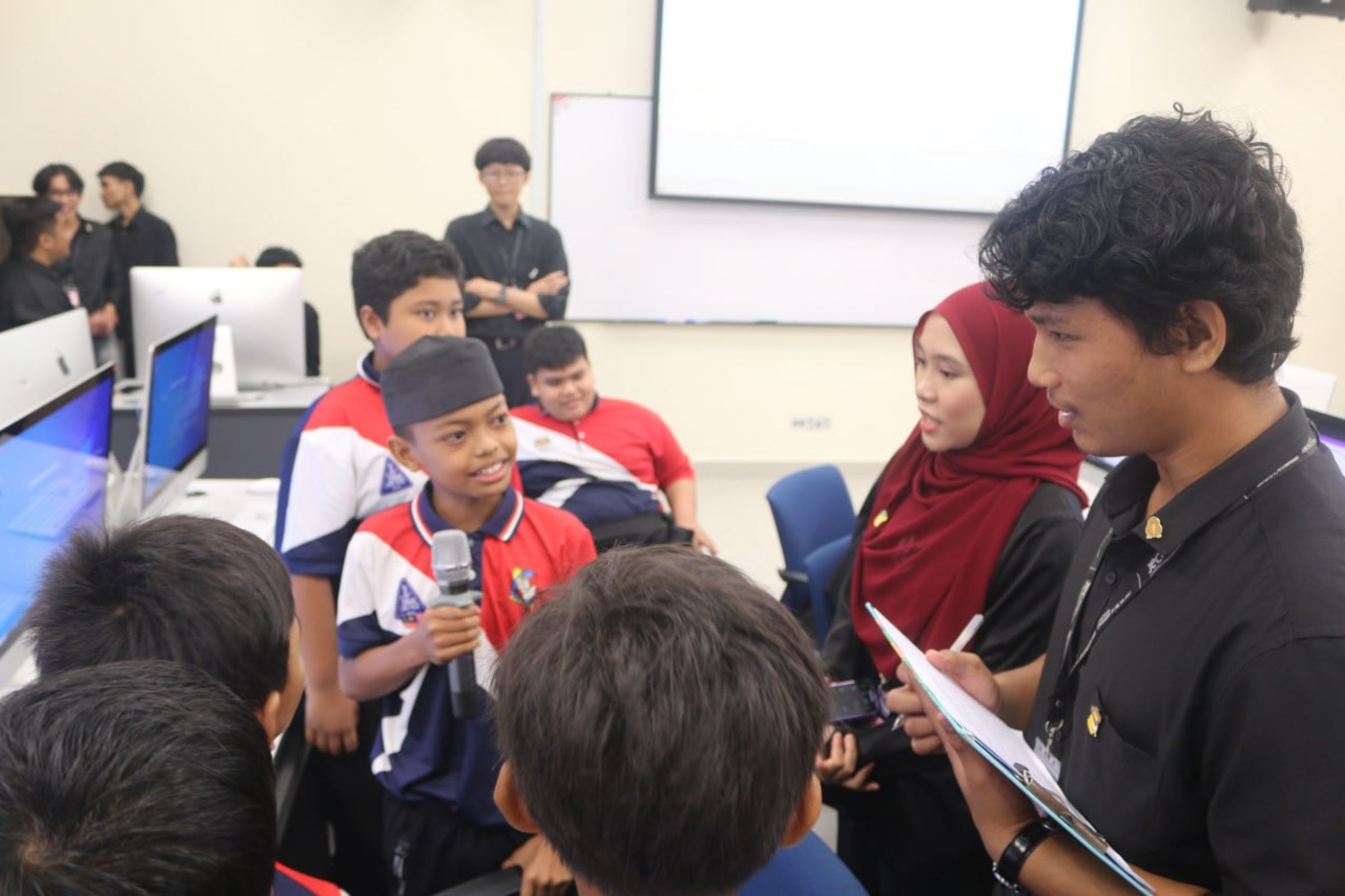 Murid SK Kampong Raja Didedahkan Kepada Pengaturcaraan Visual Berasaskan Blok Dalam Pembangunan 'Jumping Game'