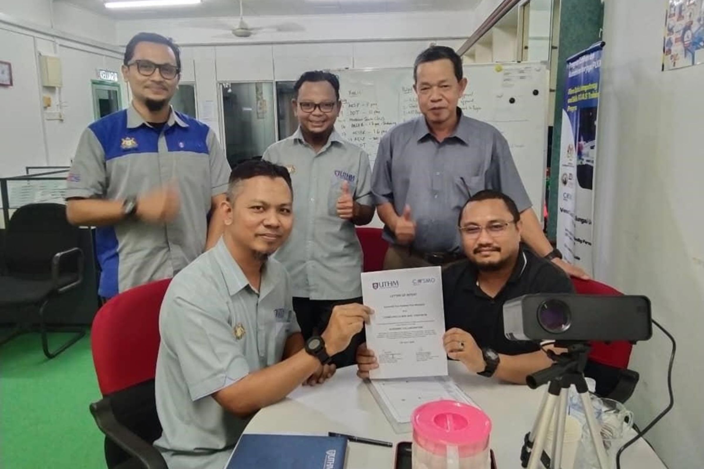 Kerjasama Akademik Bersama Industri Cosmo Skills Sdn Bhd Tingkatkan Nilai Tambah Kepada Pelajar Diploma UTHM