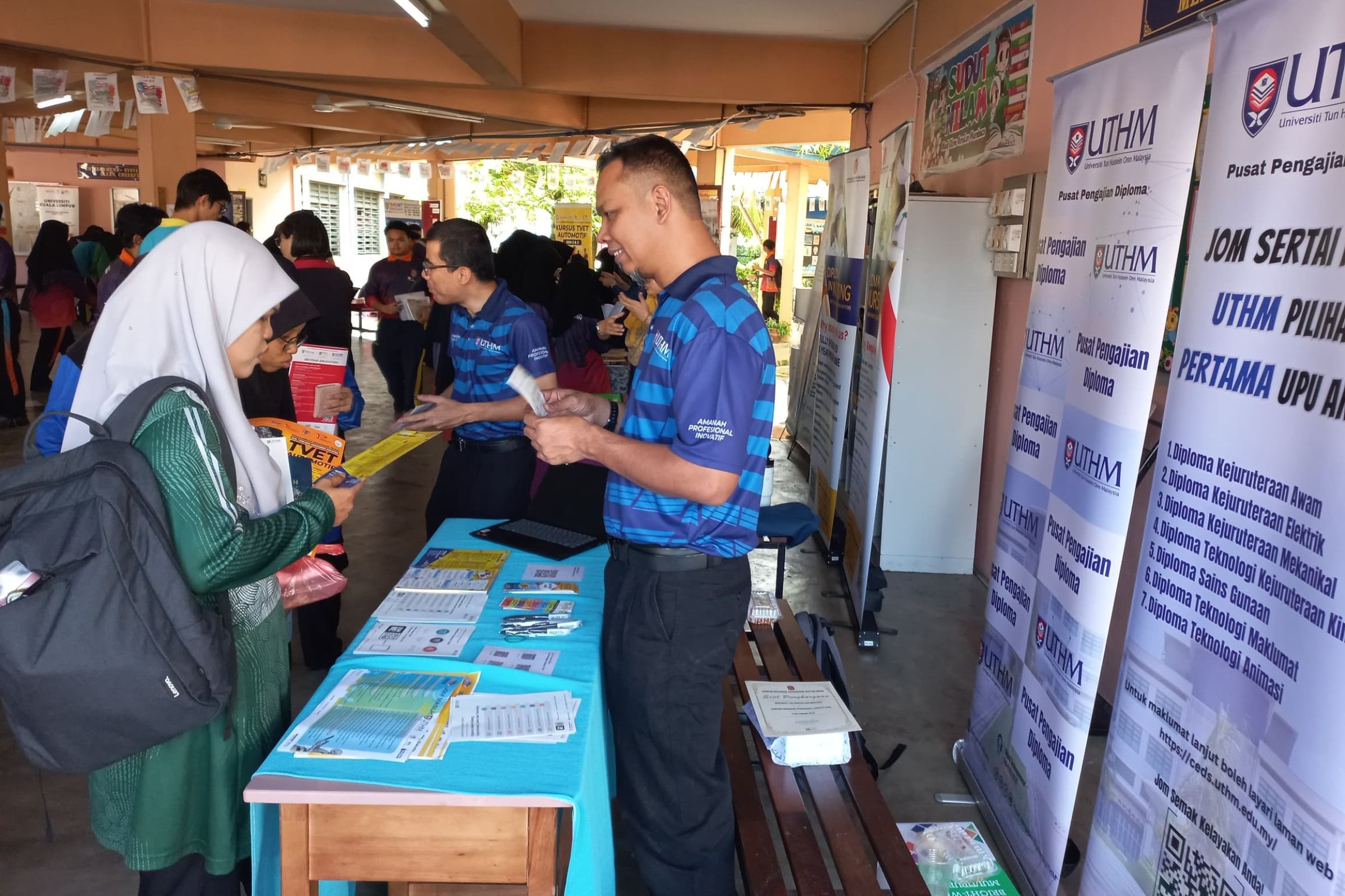 UTHM Meriahkan Pameran Pendidikan dan Kerjaya di SMK Bertam Indah