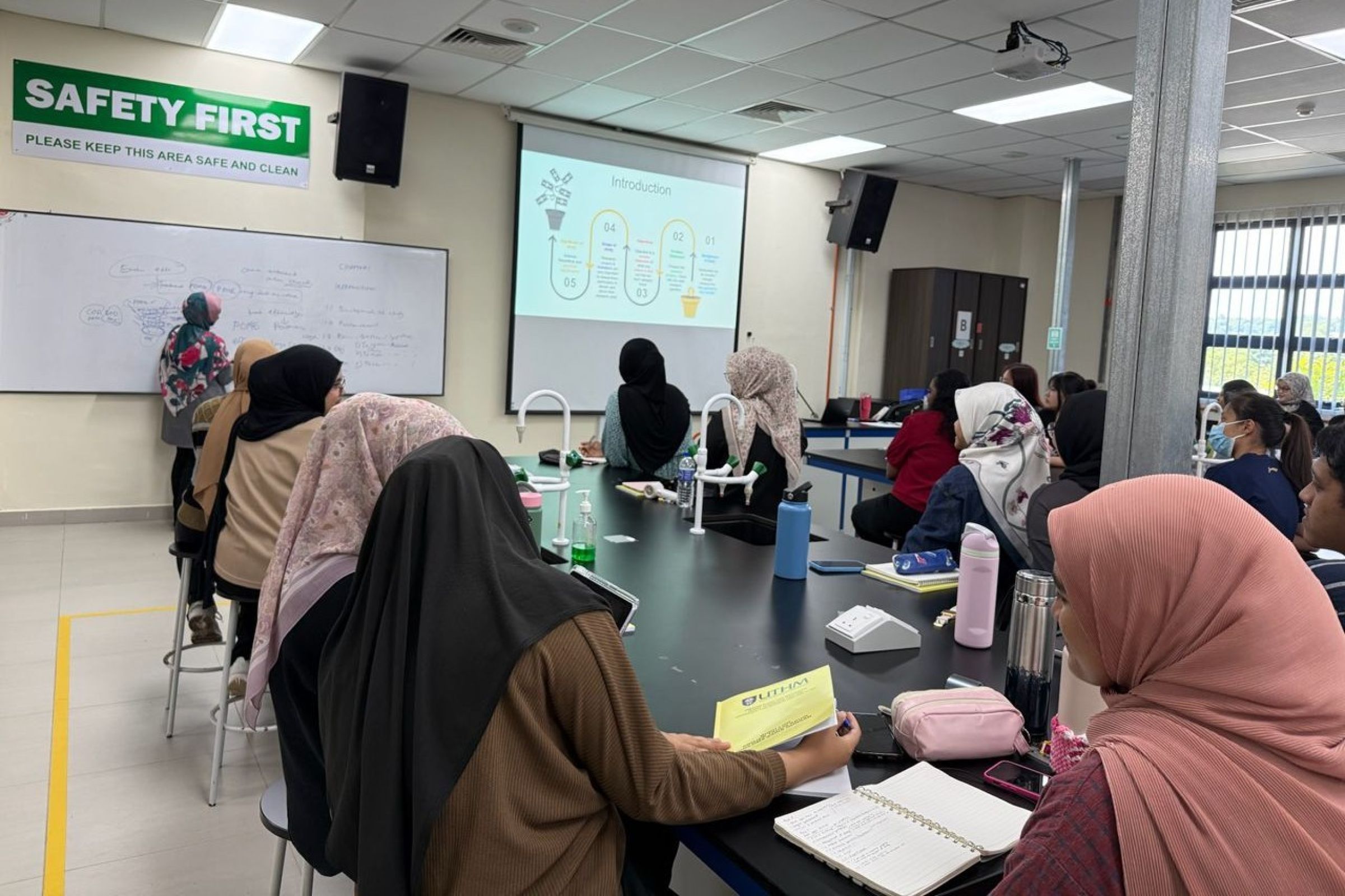 Taklimat Penulisan Kertas Cadangan Perkasa Kemahiran Penulisan Dalam Kalangan Pelajar DAU