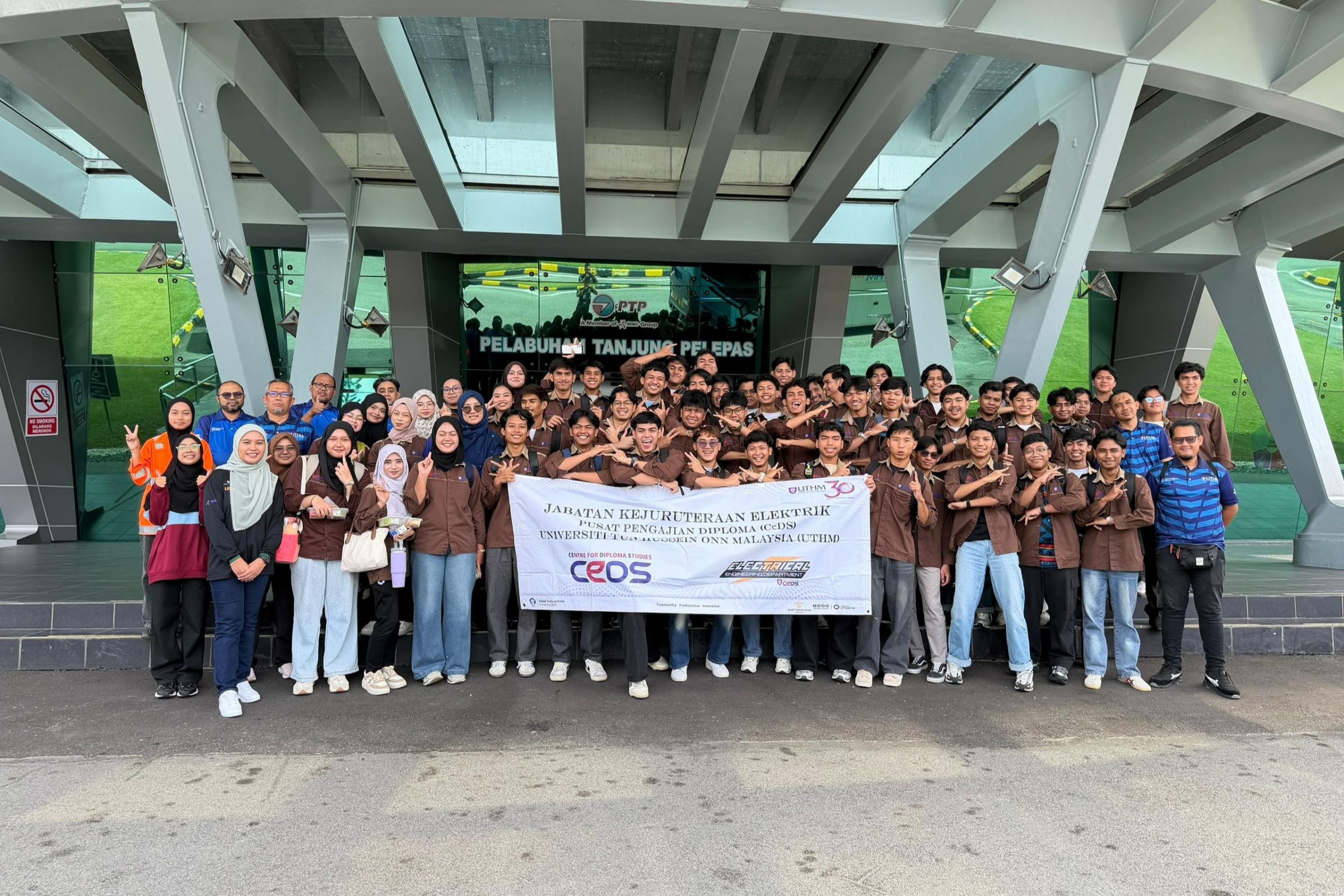 Lawatan Industri Pelajar Diploma Kejuruteraan Elektrik ke Pelabuhan Tanjung Pelepas Perkukuh Pendedahan Dunia Sebenar Industri